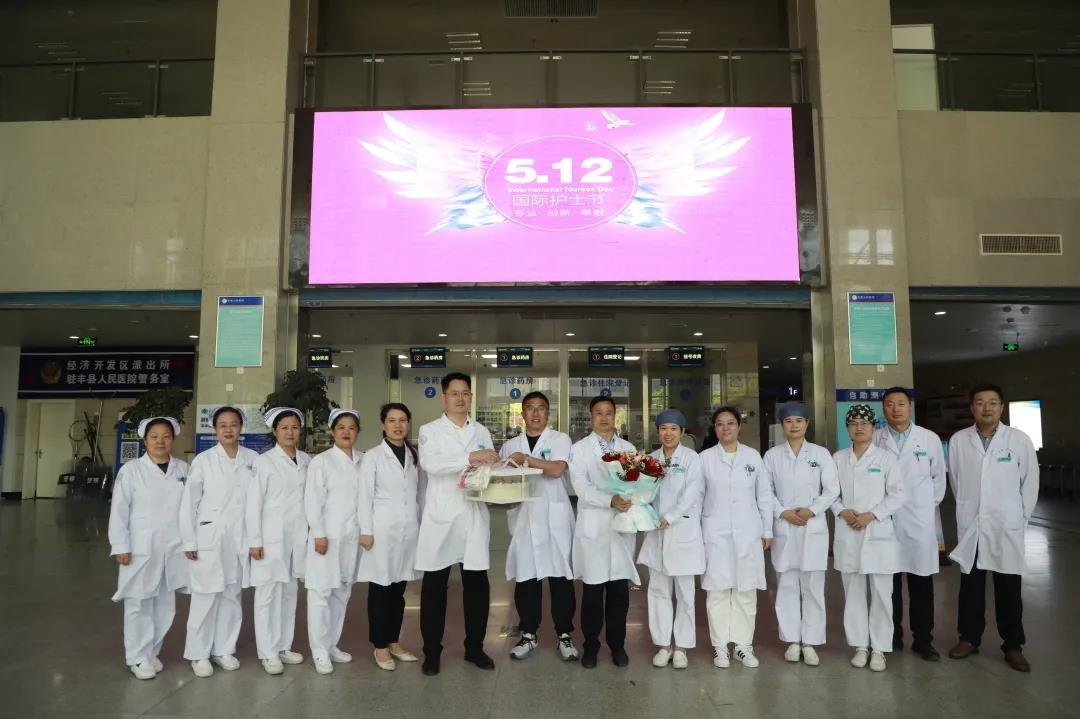 以花为礼 致敬护士——院领导暖心慰问，致敬护理人的爱与坚守