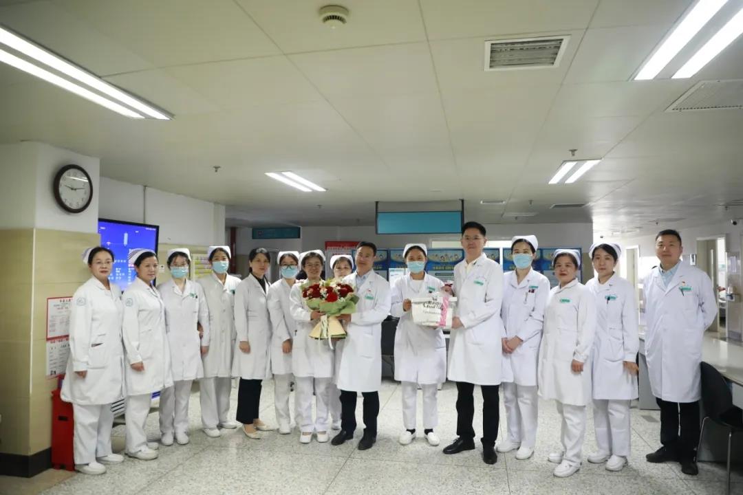 以花为礼 致敬护士——院领导暖心慰问，致敬护理人的爱与坚守
