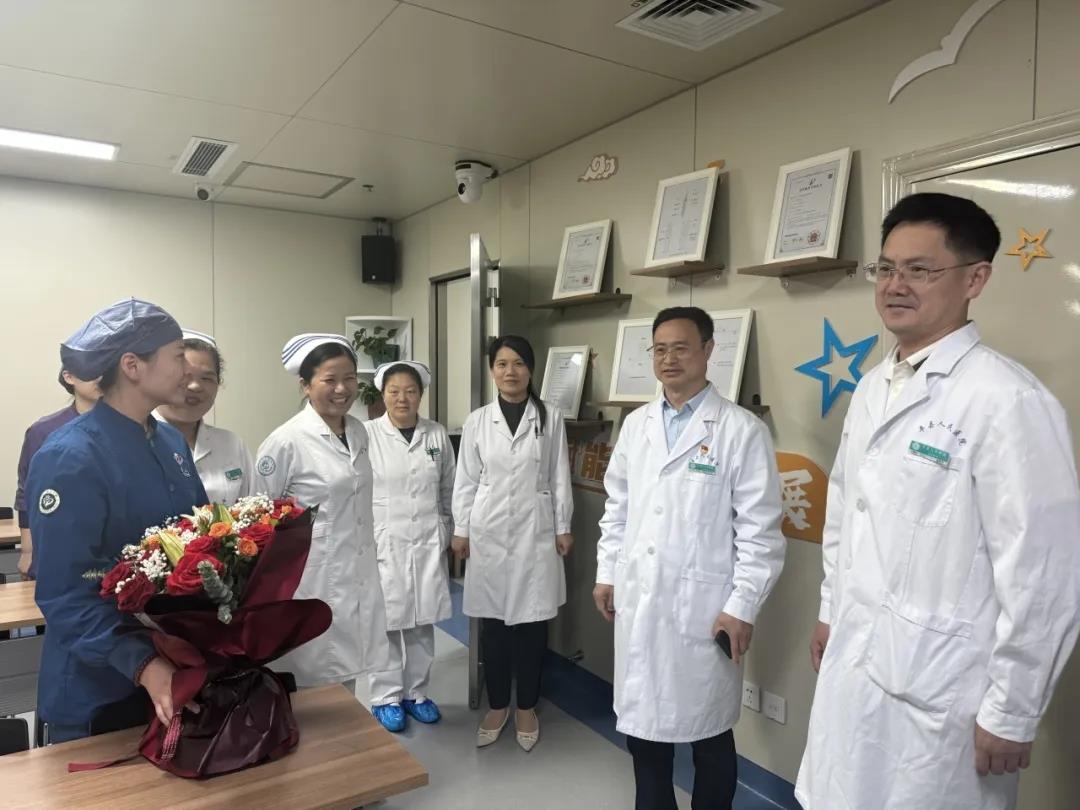 以花为礼 致敬护士——院领导暖心慰问，致敬护理人的爱与坚守